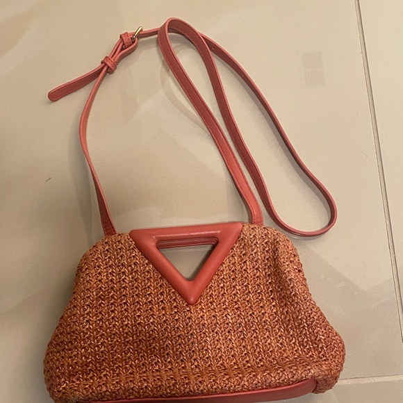 Elegant Red Woven Handbag - Picture 1 of 3